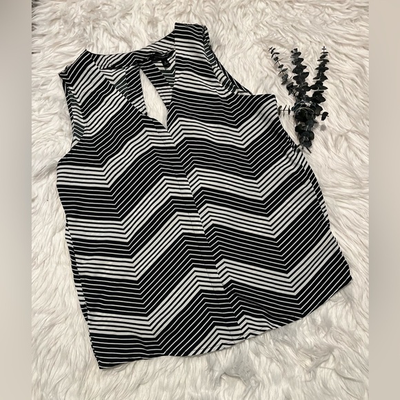 Oversized herringbone geometrical small sleeveless top open back - Picture 1 of 3